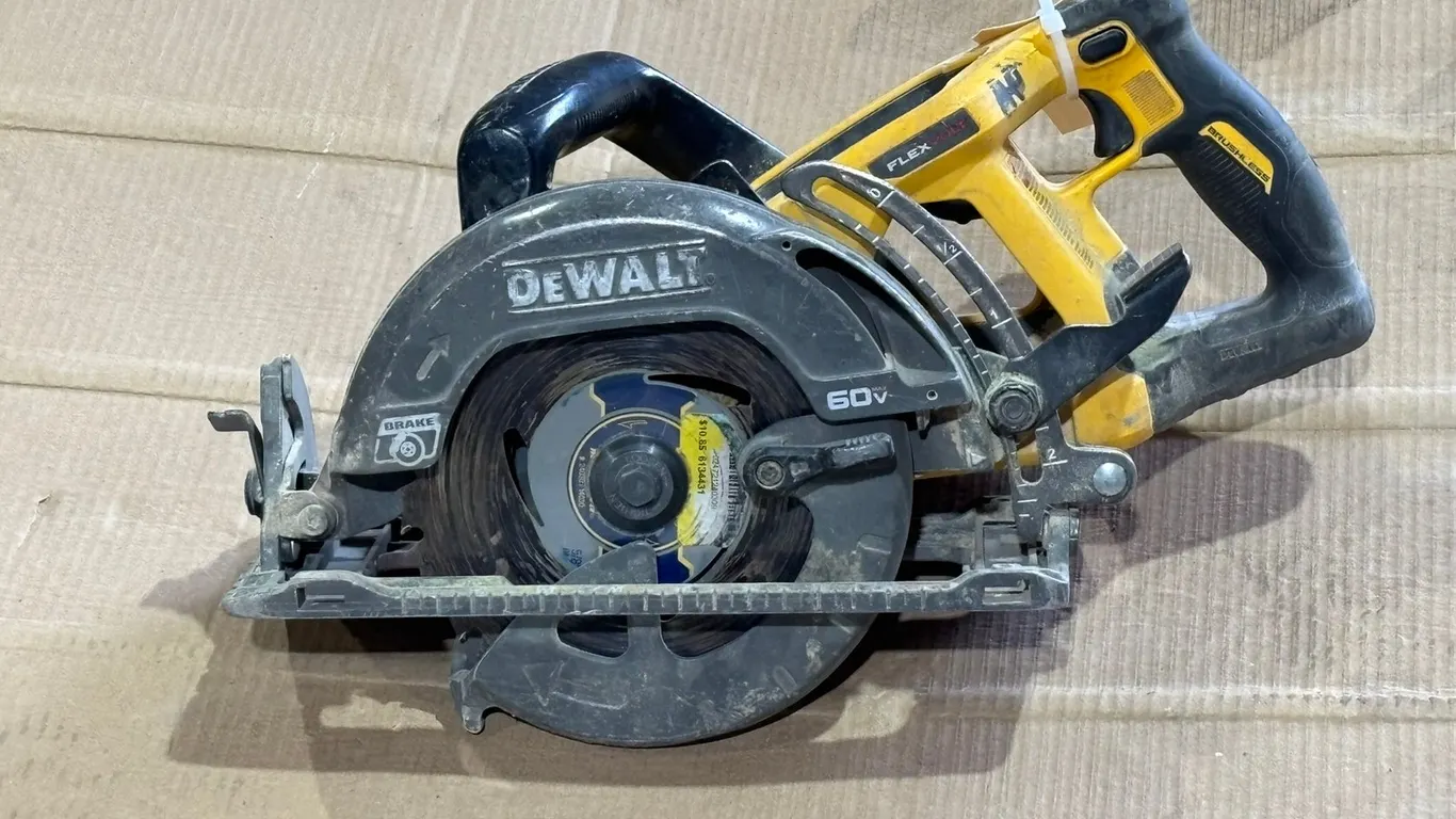 DeWalt Cordless 7-1/4" Worm Drive Saw
