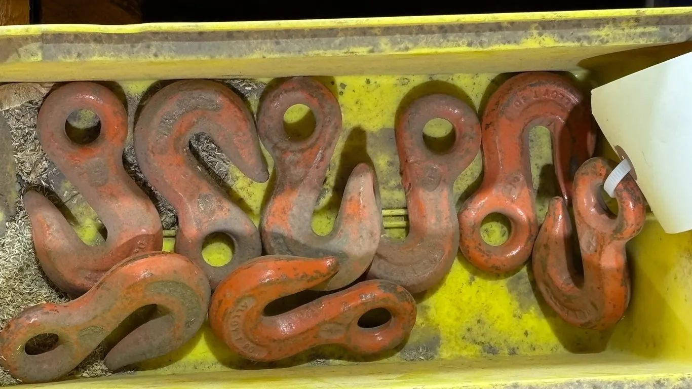 (8) Hooks