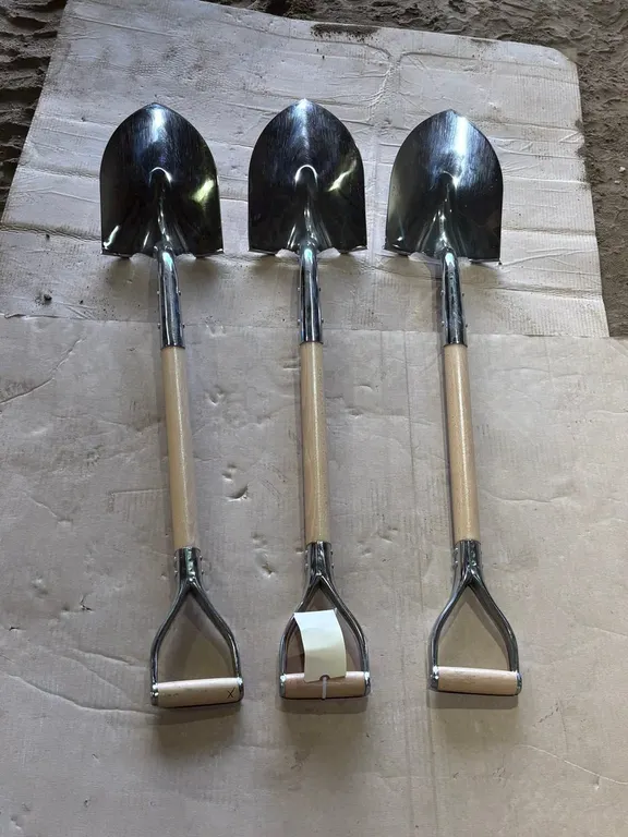 (3) Shovels