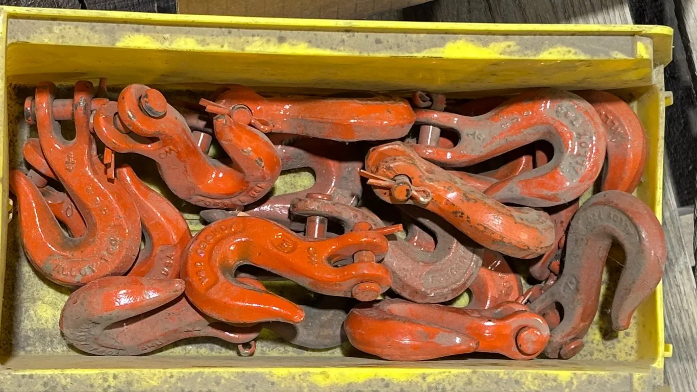 (16) Hooks