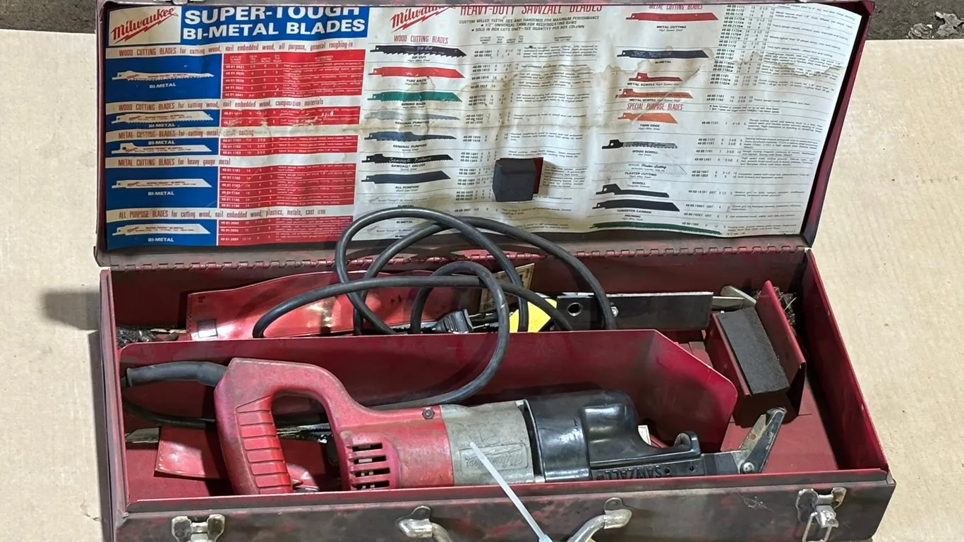 Milwaukee Heavy Duty Sawzall in Metal Case