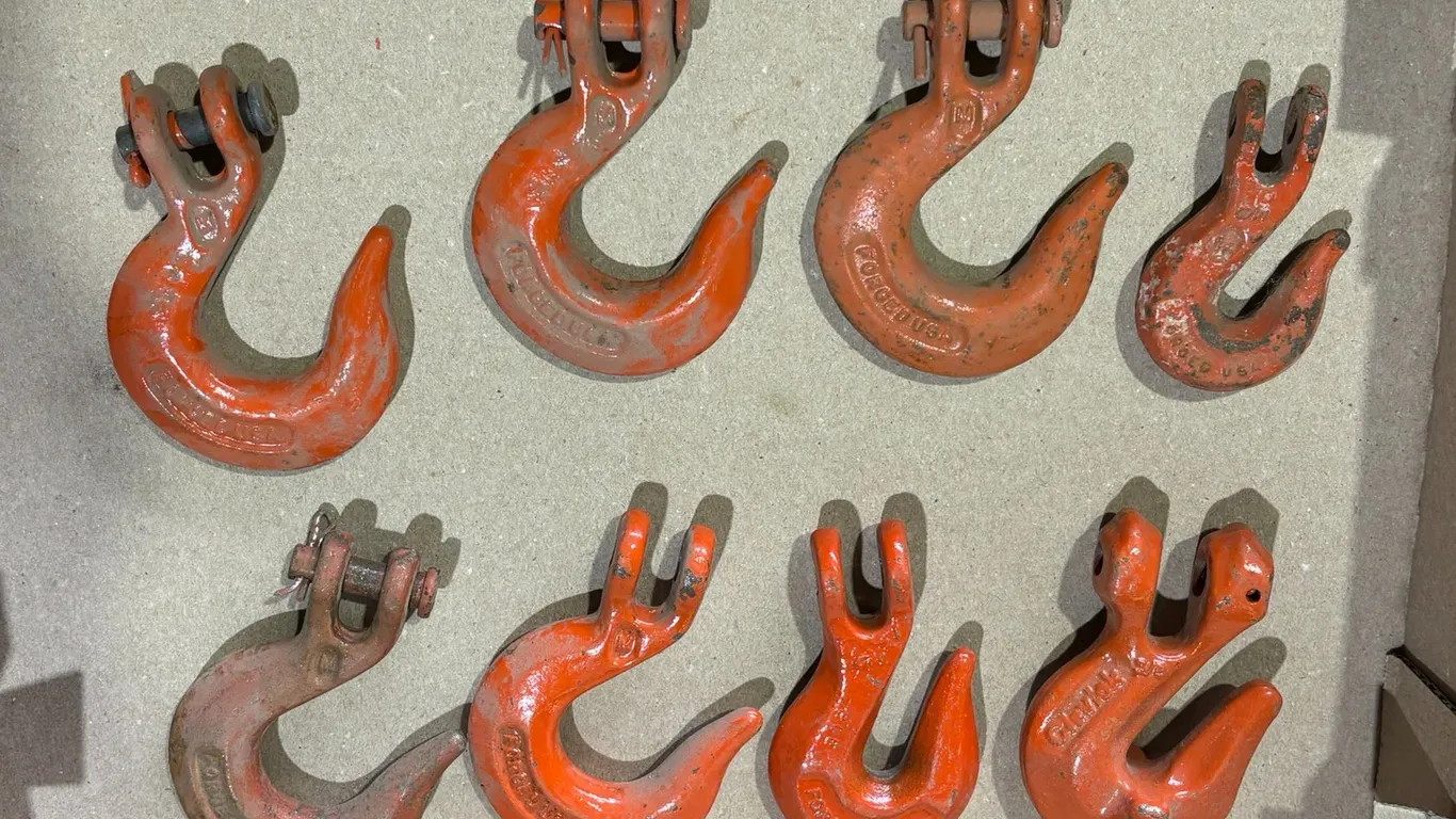 (8) Hooks