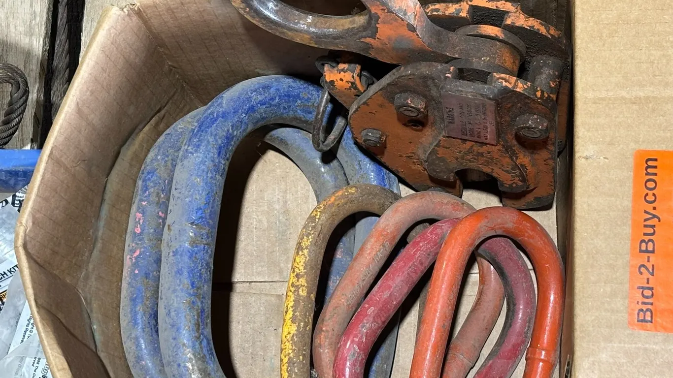 Renfroe FR Vertical Plate Lifting Clamp and (6) Assorted Chain Rings