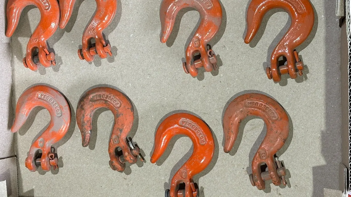 (8) Hooks