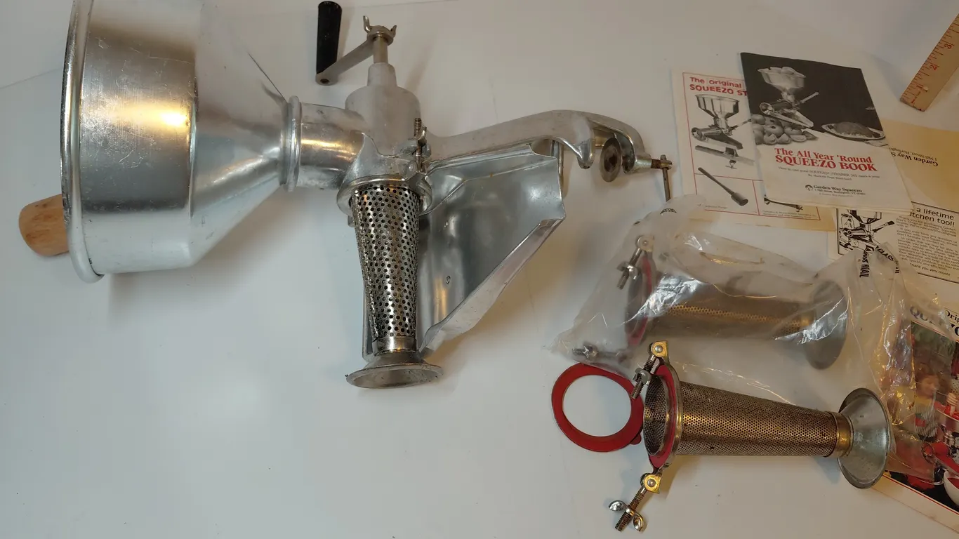 Squeezo Strainer / Juicer
