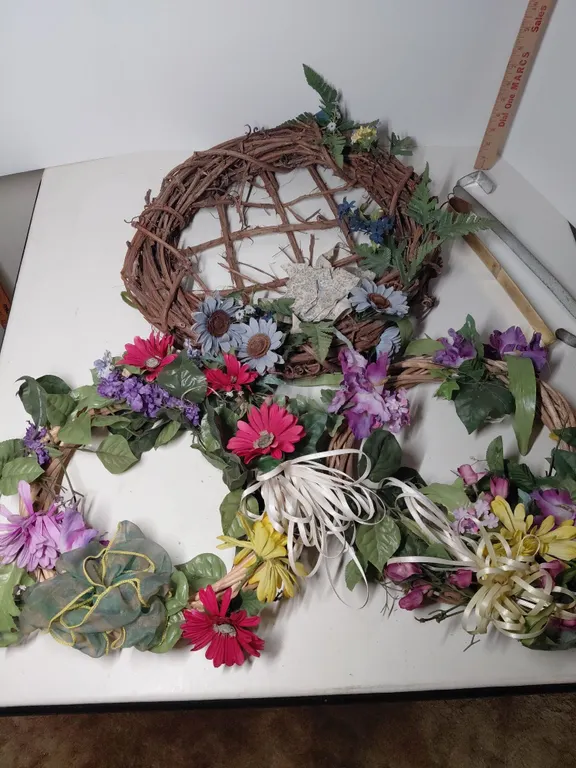 Wreaths And Hangers