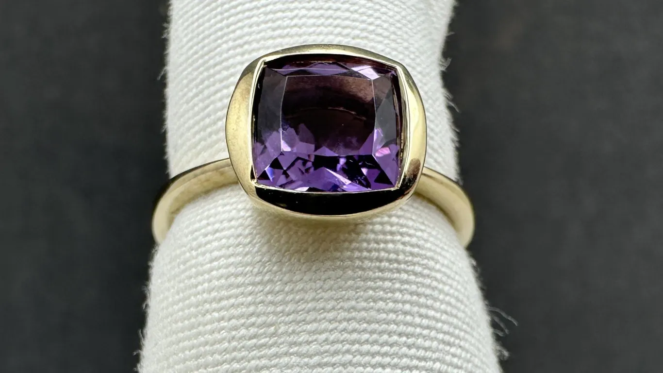 Amethyst Gold Over Sterling Bezel Set Ring (3 gms) Sz 8