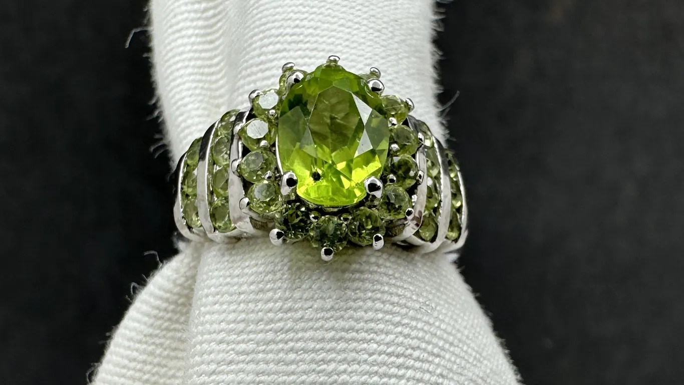 Peridot 29 Gemstone Solitaire & Surround Sterling Silver Ring Sz 5.75