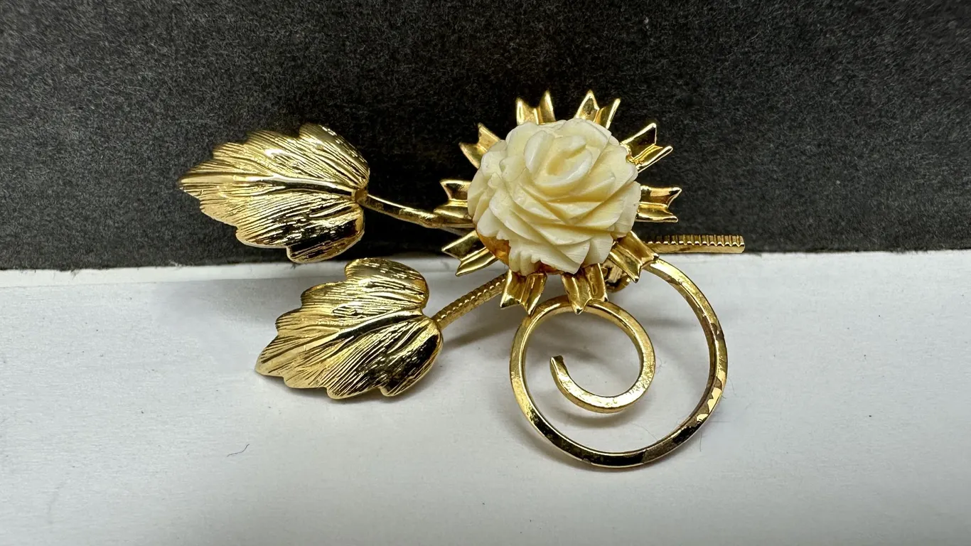Carved Flower Gold Plated Setting Pin