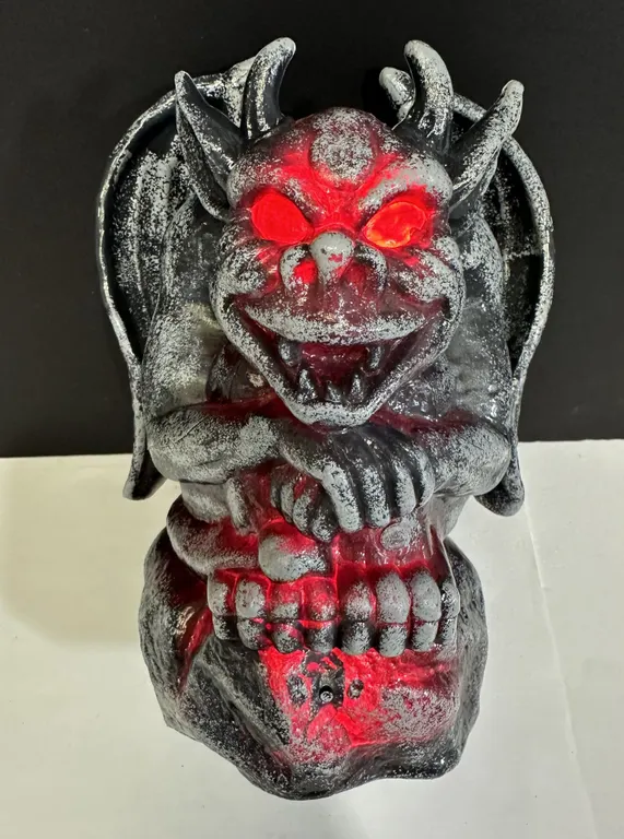 2009 Battery Operated Light Up Gargoyle Halloween Decoration