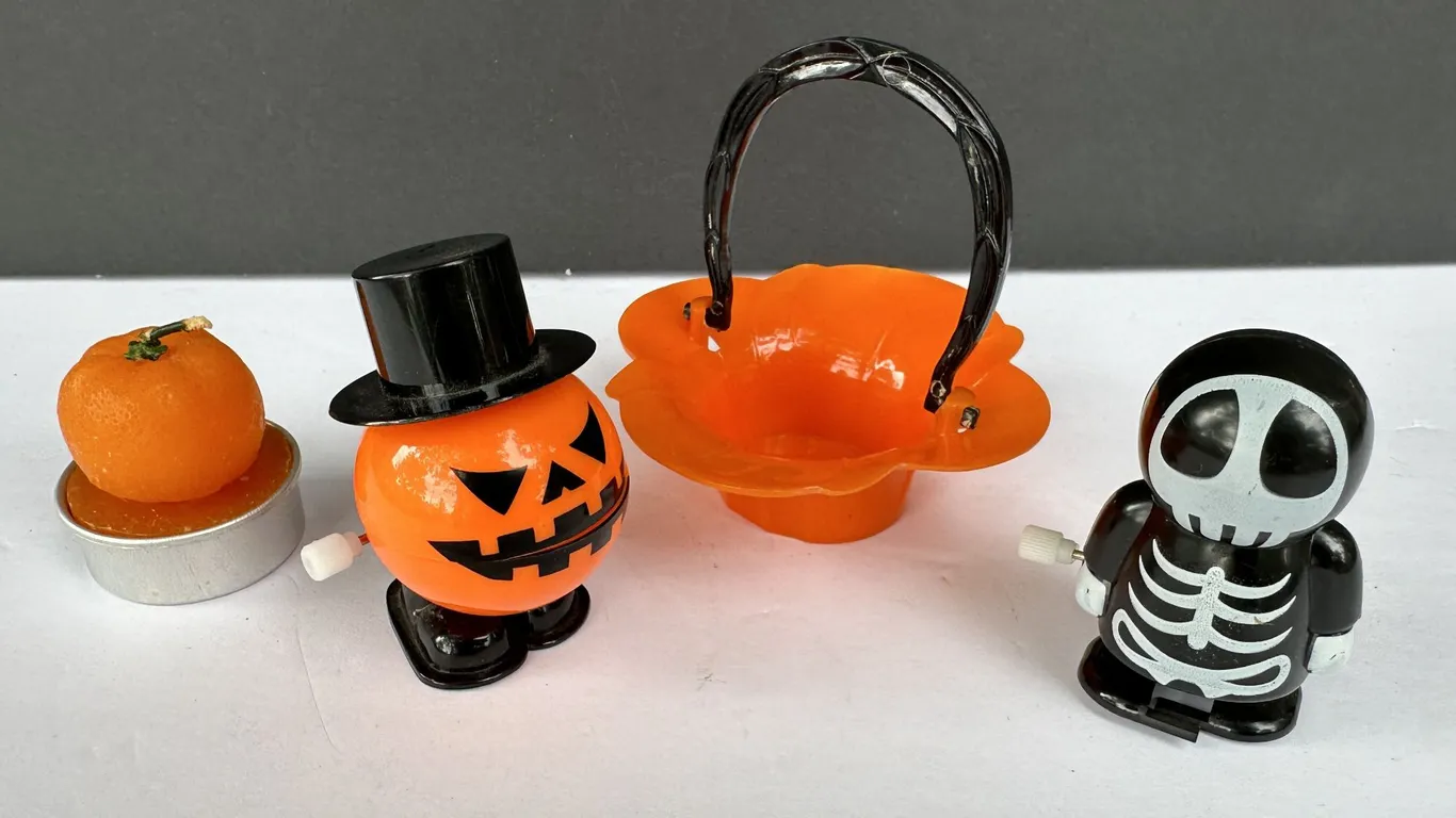 Novelty Halloween Wind Up Toys Pumpkin Candle & Rosbro Plastic Mini Basket