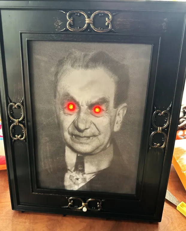 Rare Gemmy Talking 3D Changing Dracula/Monster Portrait Hanging/Table Top