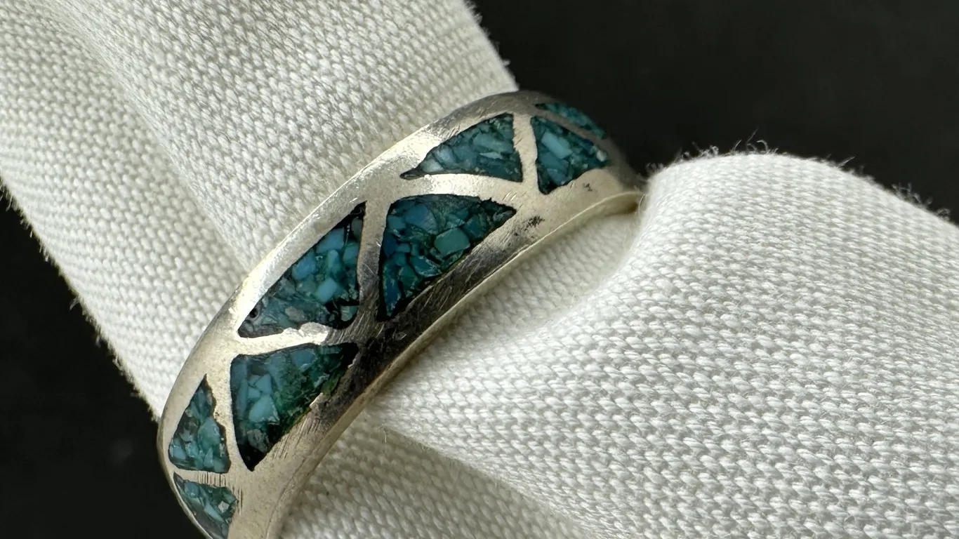 Old Pawn Native American Sterling Silver Band Ring Turquoise Chip Inlay Sz 7.5