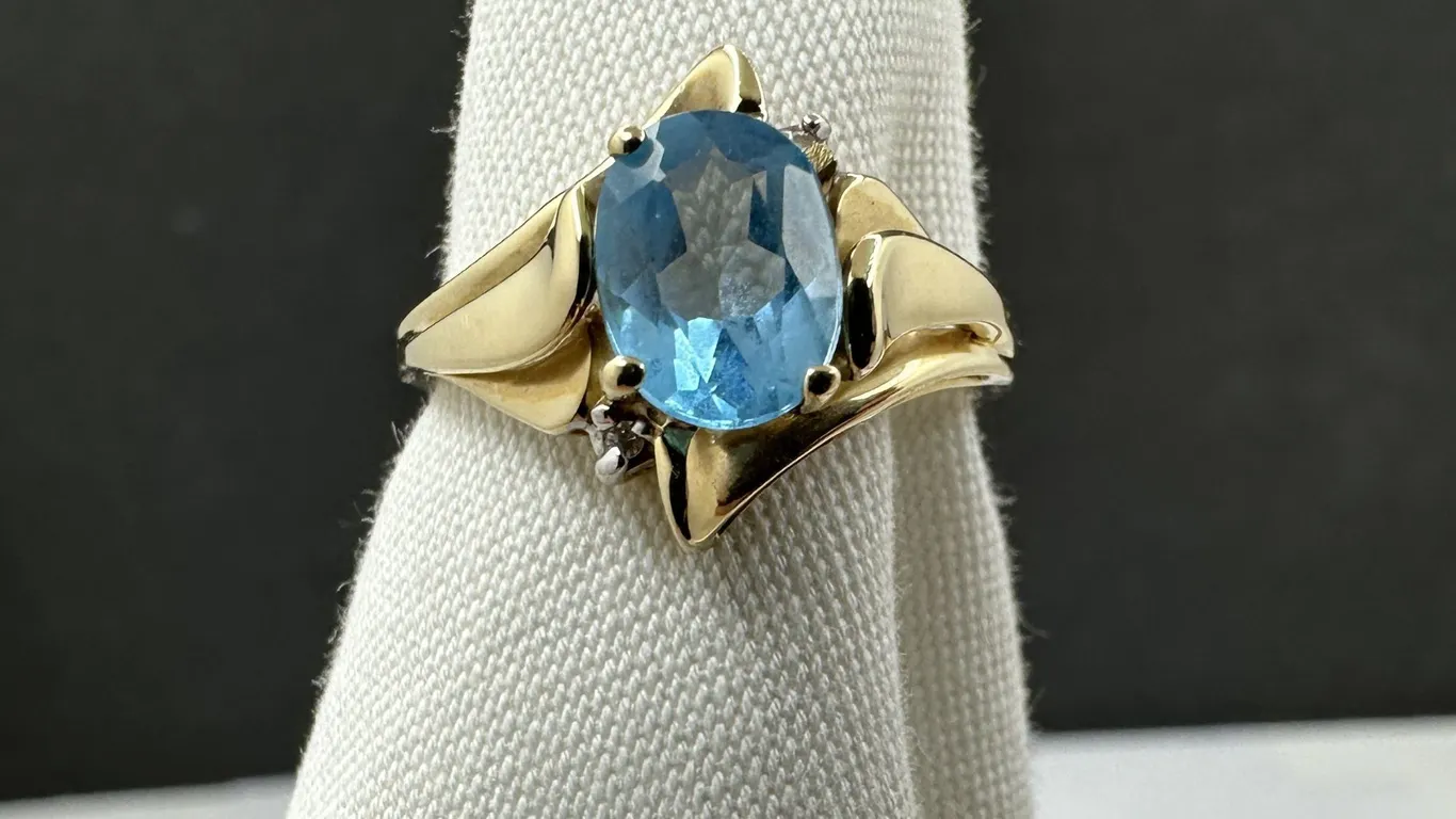 10KT Gold Aquamarine Helzberg Diamonds Ring Sz 7