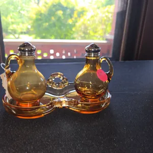 Cambridge salt pepper shaker on tray amber
