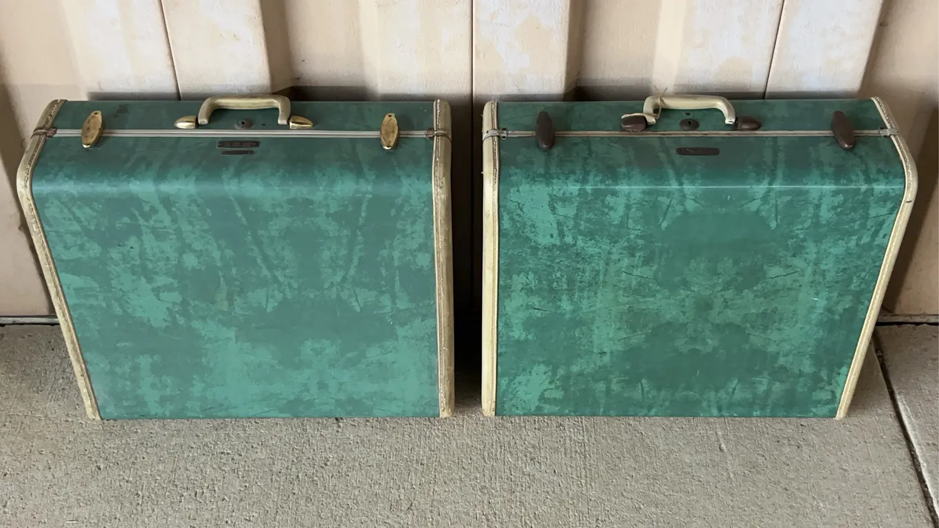 2 Vintage Samsonite Suitcases/Luggage *1 Has Key*