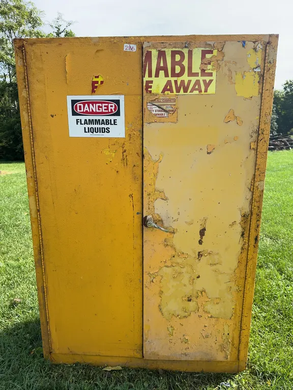 Flammable cabinet