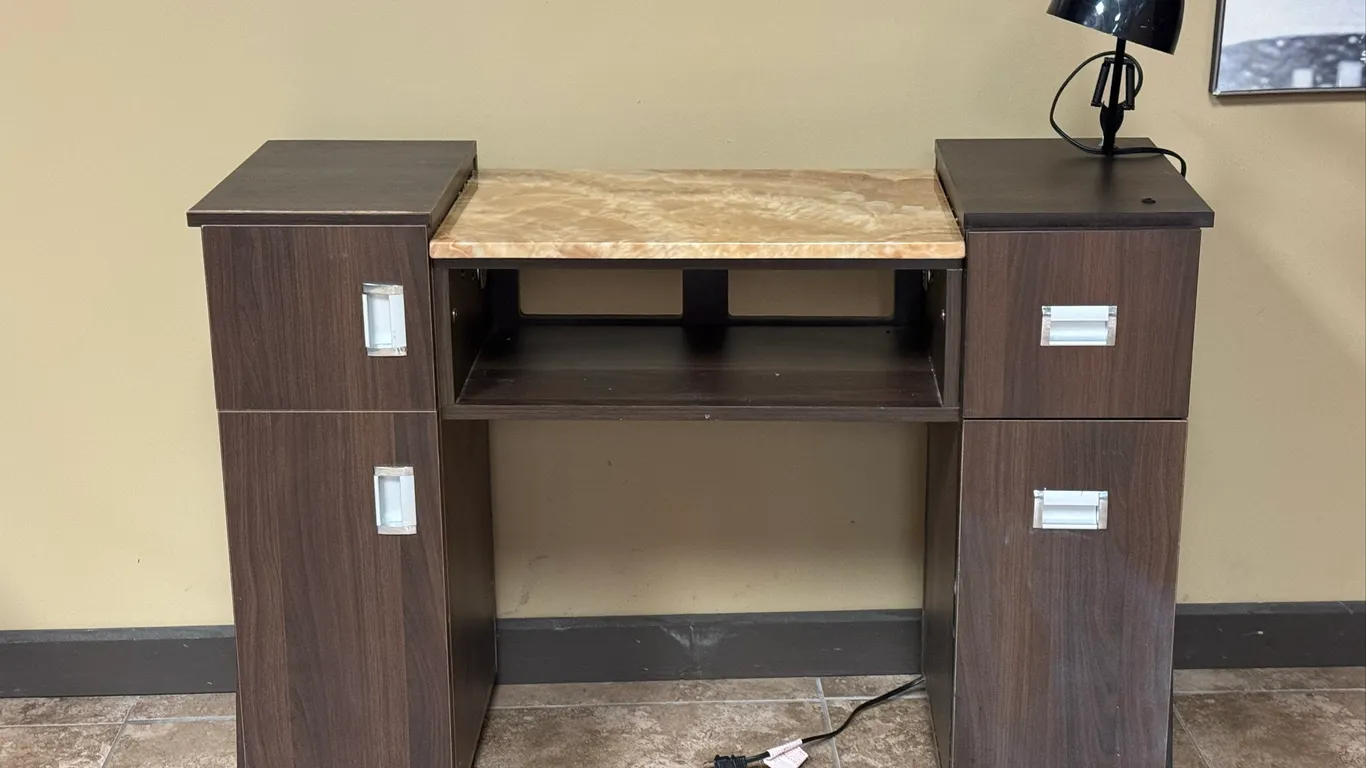 Manicure table