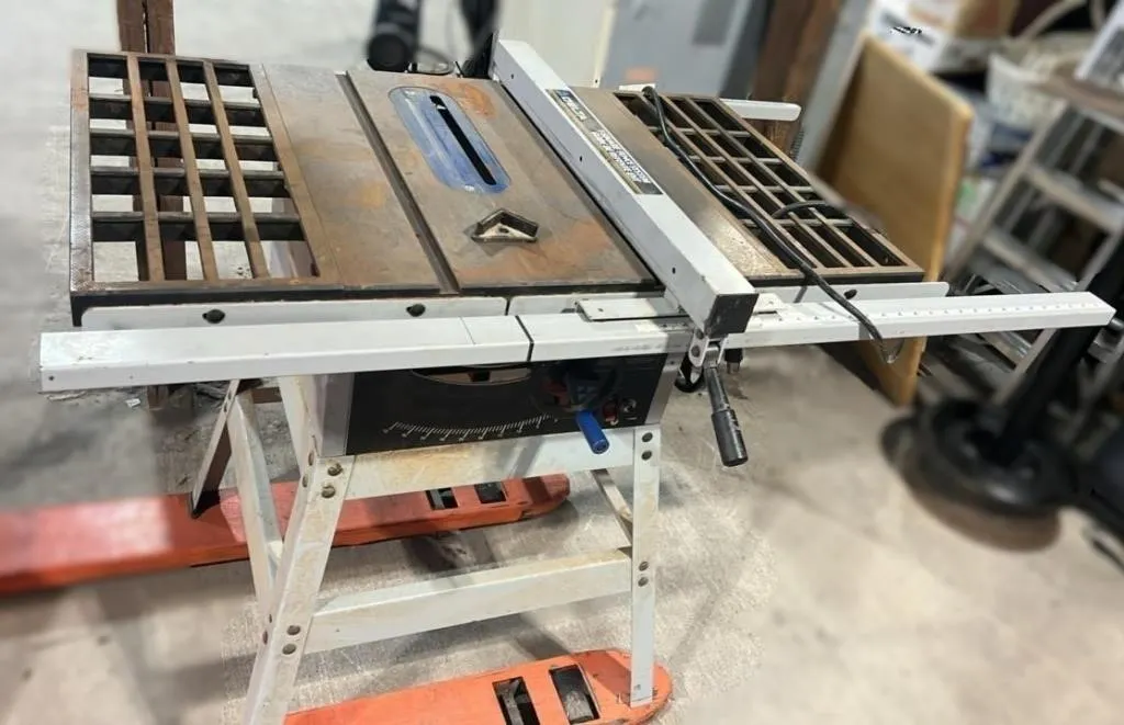 Delta 10" Table Saw w/Cast Iron Top. Tested