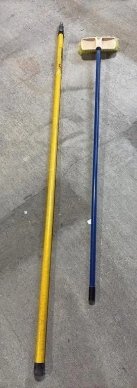 Brush & Loooong Handle.