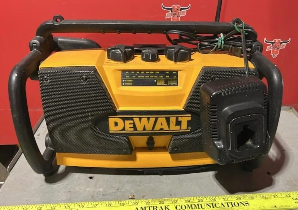 DeWalt 14.4V Construction Radio w/Battery and