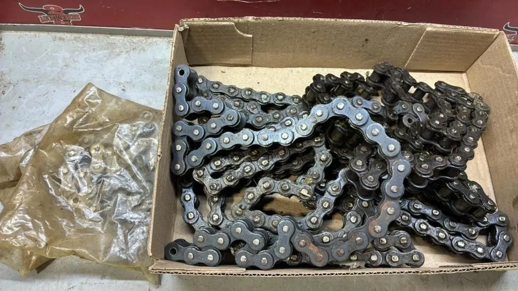 Quantity of 60 Roller Chain.