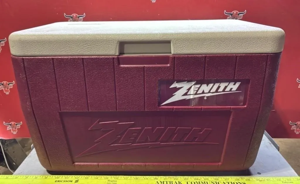 Coleman Zenith Cooler. 23�Wx13�Dx15�H.