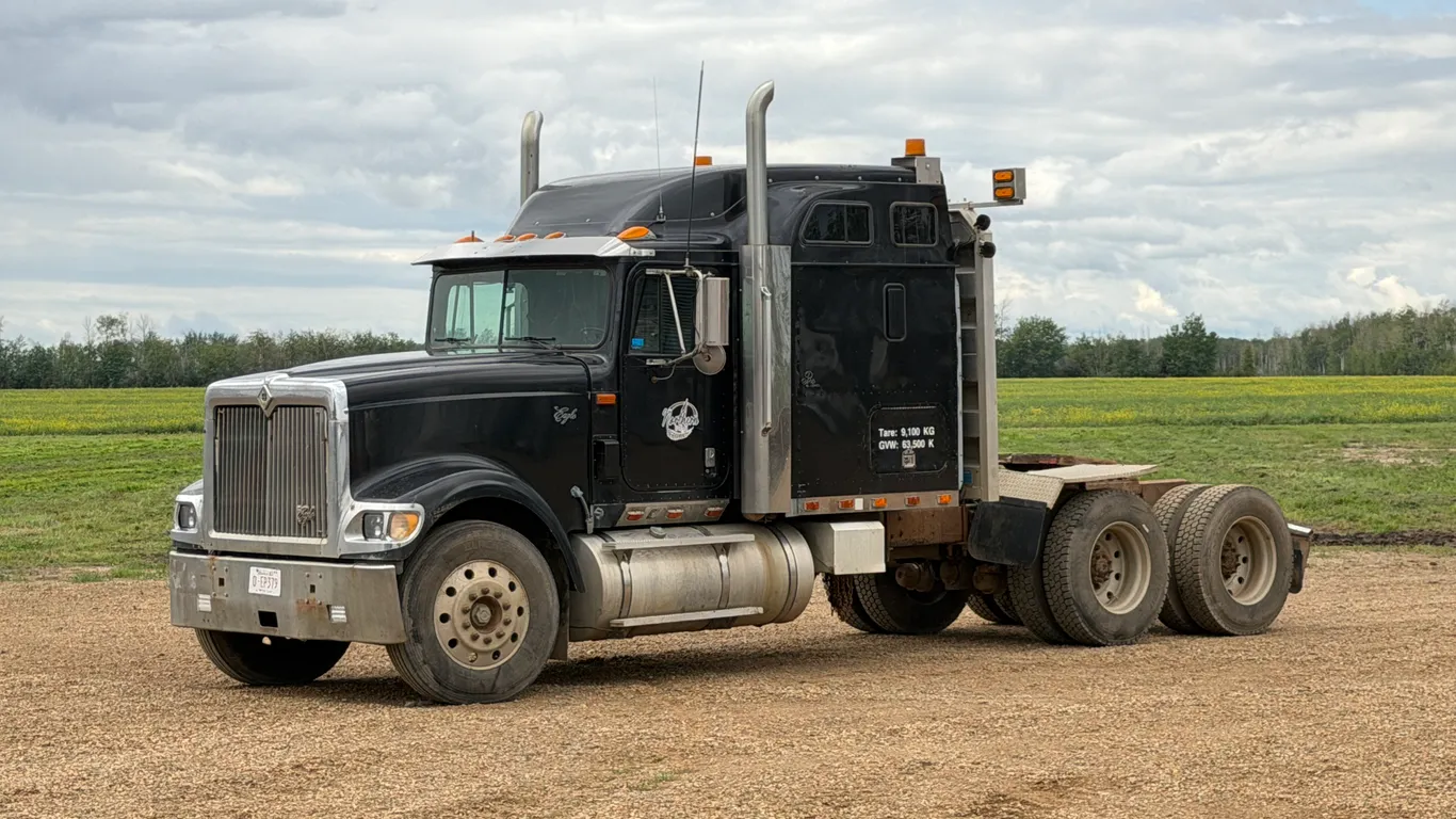 1999 International 9900 Eagle T/A Sleeper Truck Tractor