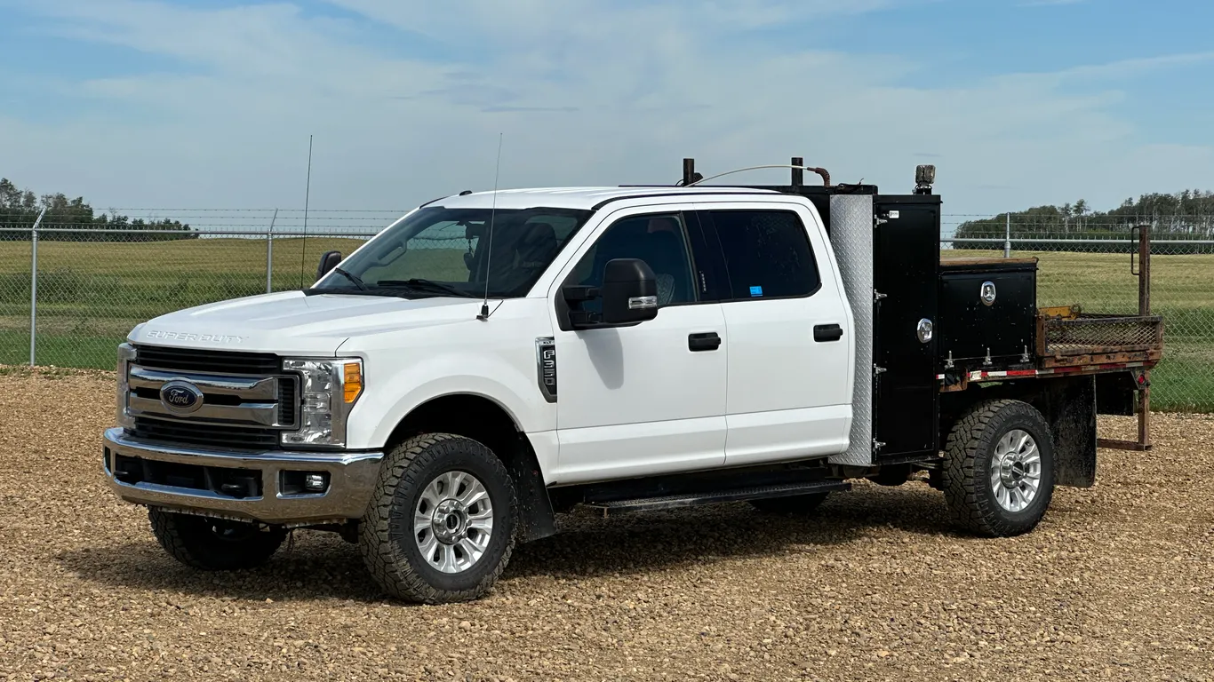 2017 Ford F-350 Super Duty 4x4 XLT 4dr Crew Cab Flatbed Truck