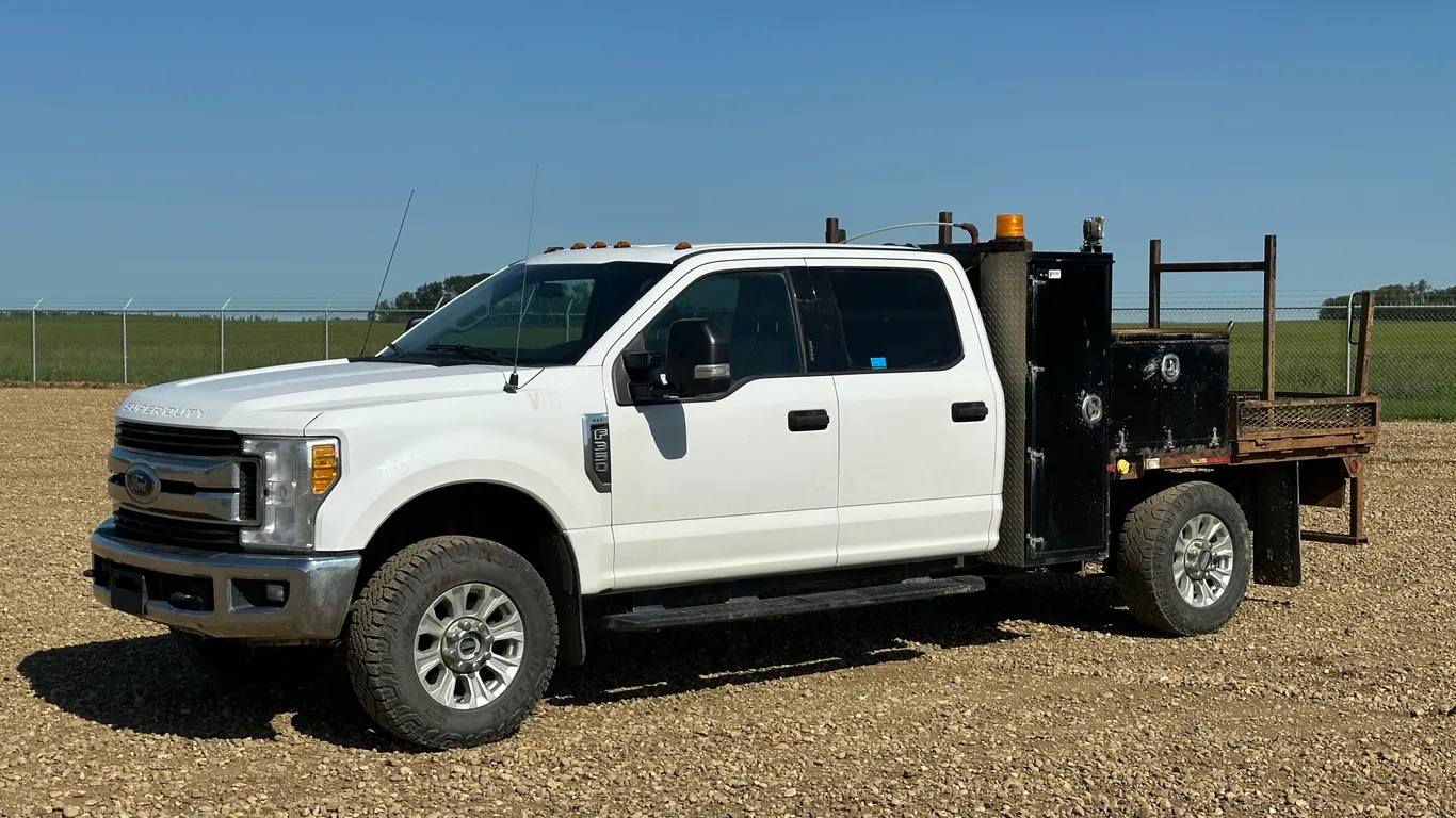 2017 Ford F-350 Super Duty XLT 4x4 4dr Crew Cab Flatbed Truck