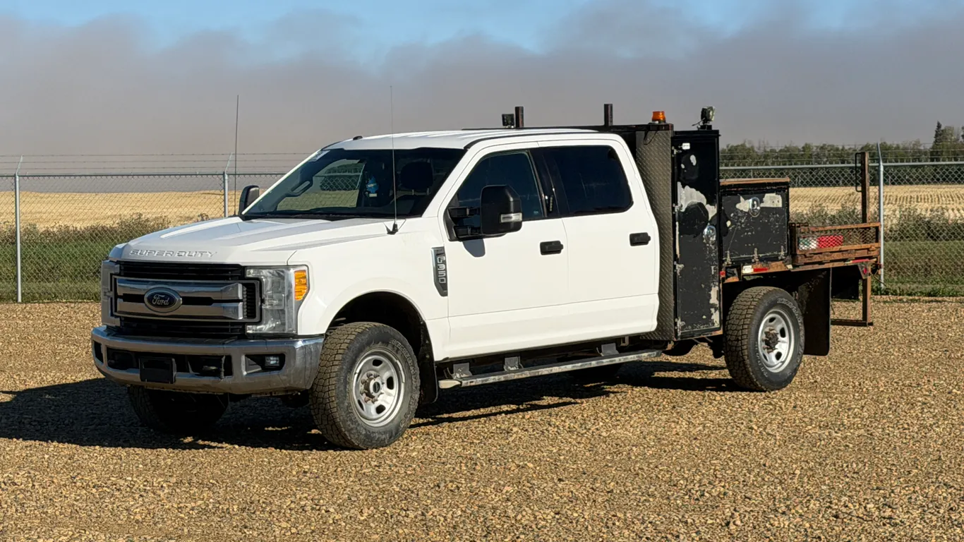 2017 Ford F-350 Super Duty XLT Crew Cab Flatbed Truck