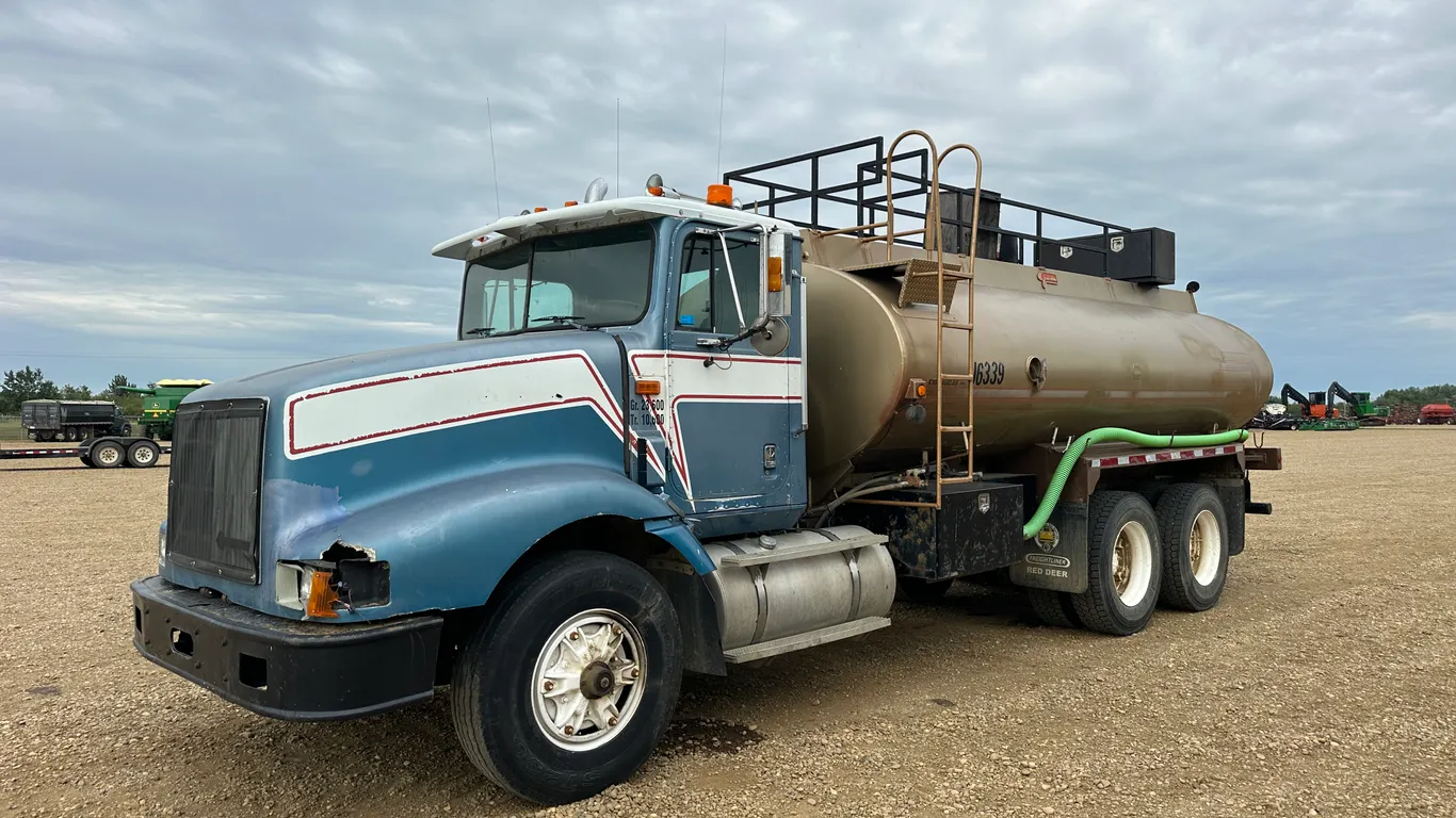 1996 International 9200 T/A Water Tank Truck