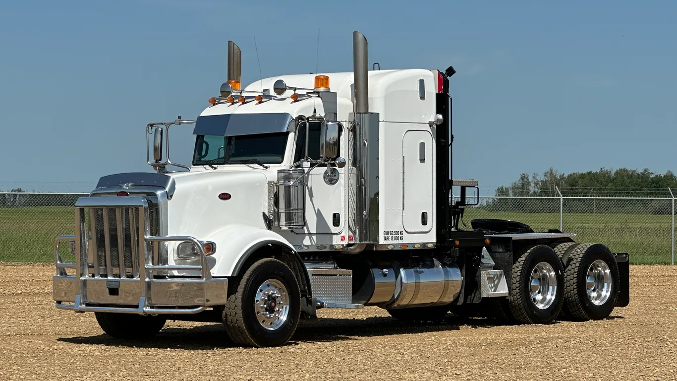 2018 Peterbilt 367 T/A Sleeper Winch Tractor