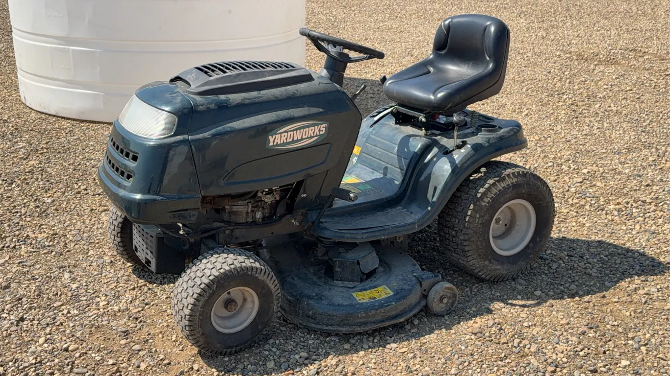2007 Yardworks Ride on Mower