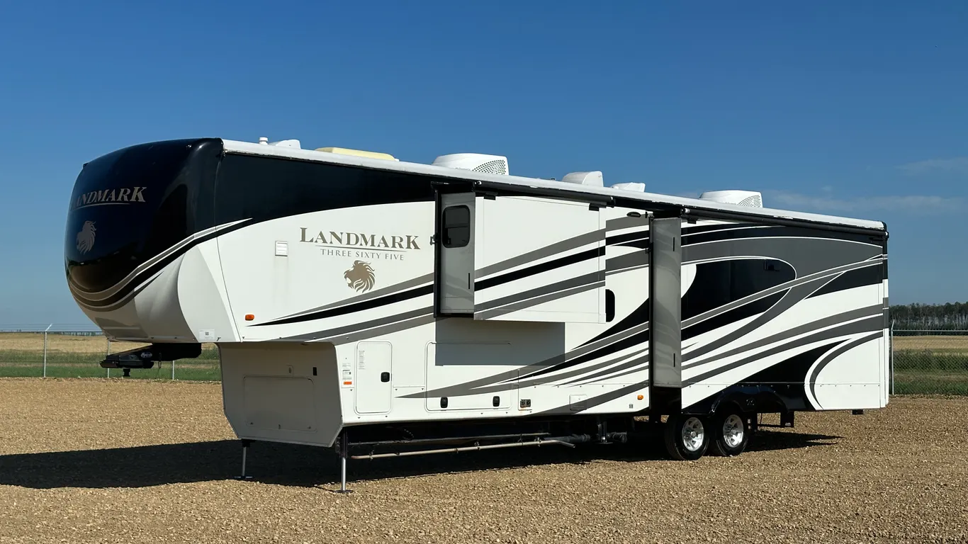 2015 Heartland Newport Landmark 365 5th Wheel T/A Travel Trailer
