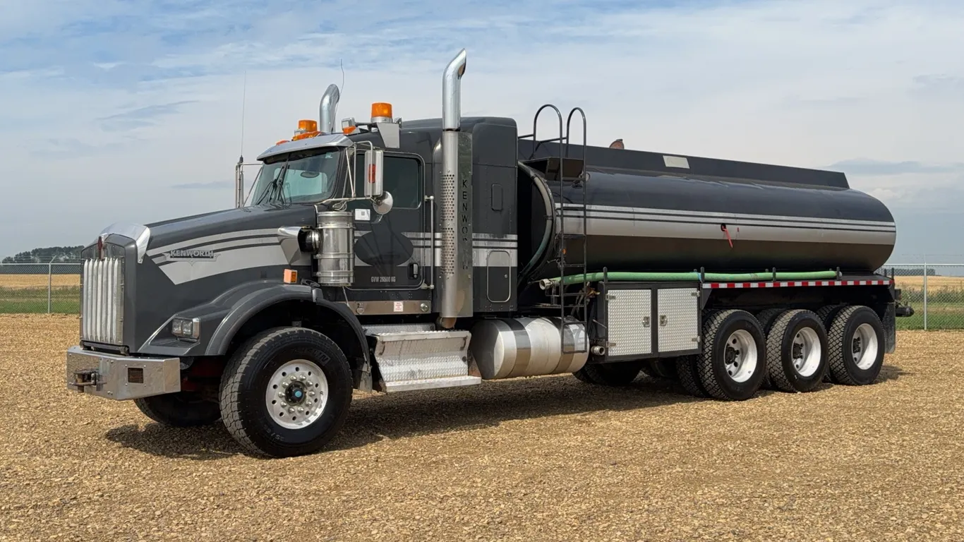 2009 Kenworth T800 Tri/A Sleeper 6000 Gal Water Truck