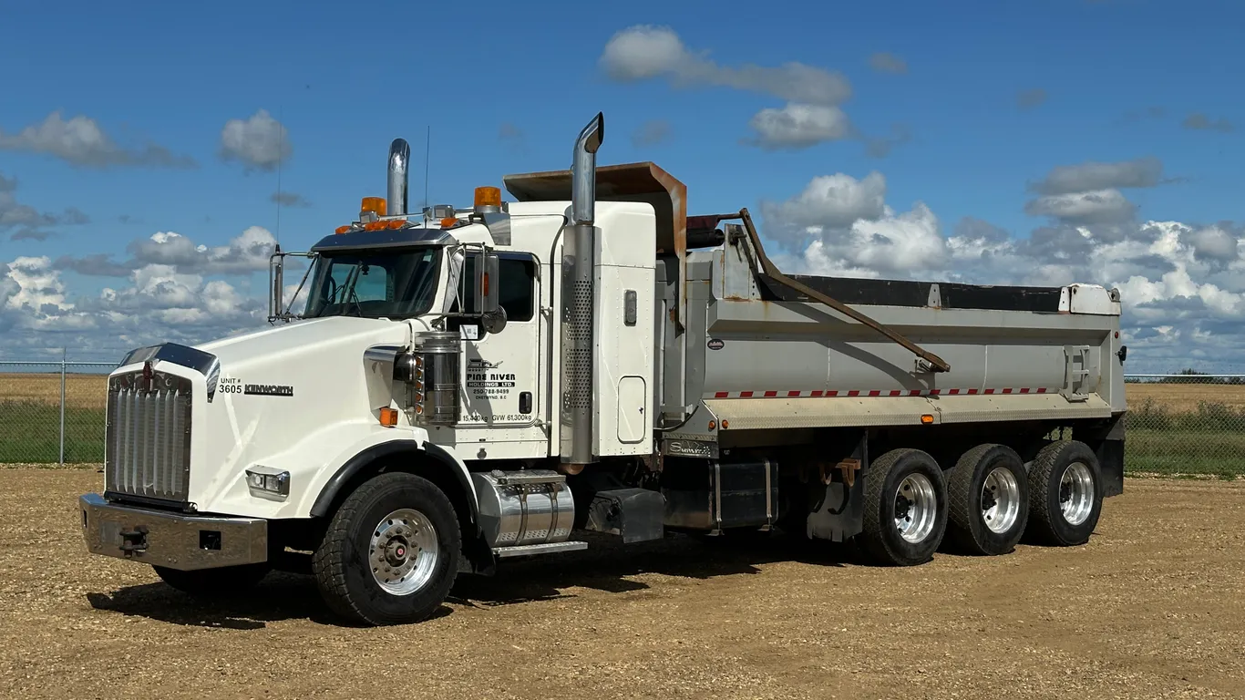 2013 Kenworth T800 Tri/A Sleeper Dump Truck