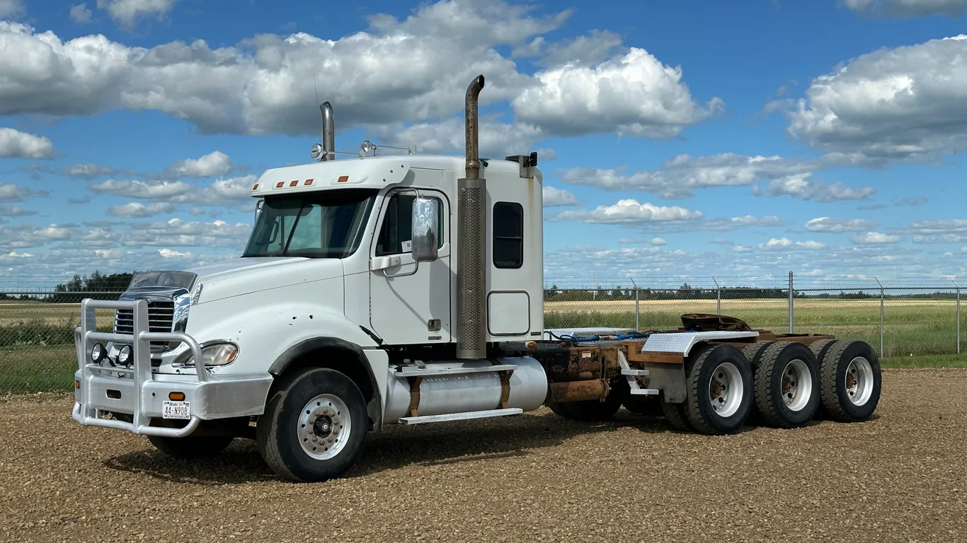 2007 Freightliner Columbia Tri/A Sleeper Truck Tractor