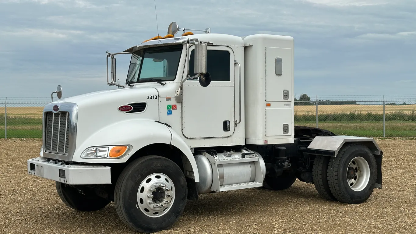 2006 Peterbilt 335 S/A Sleeper Truck Tractor
