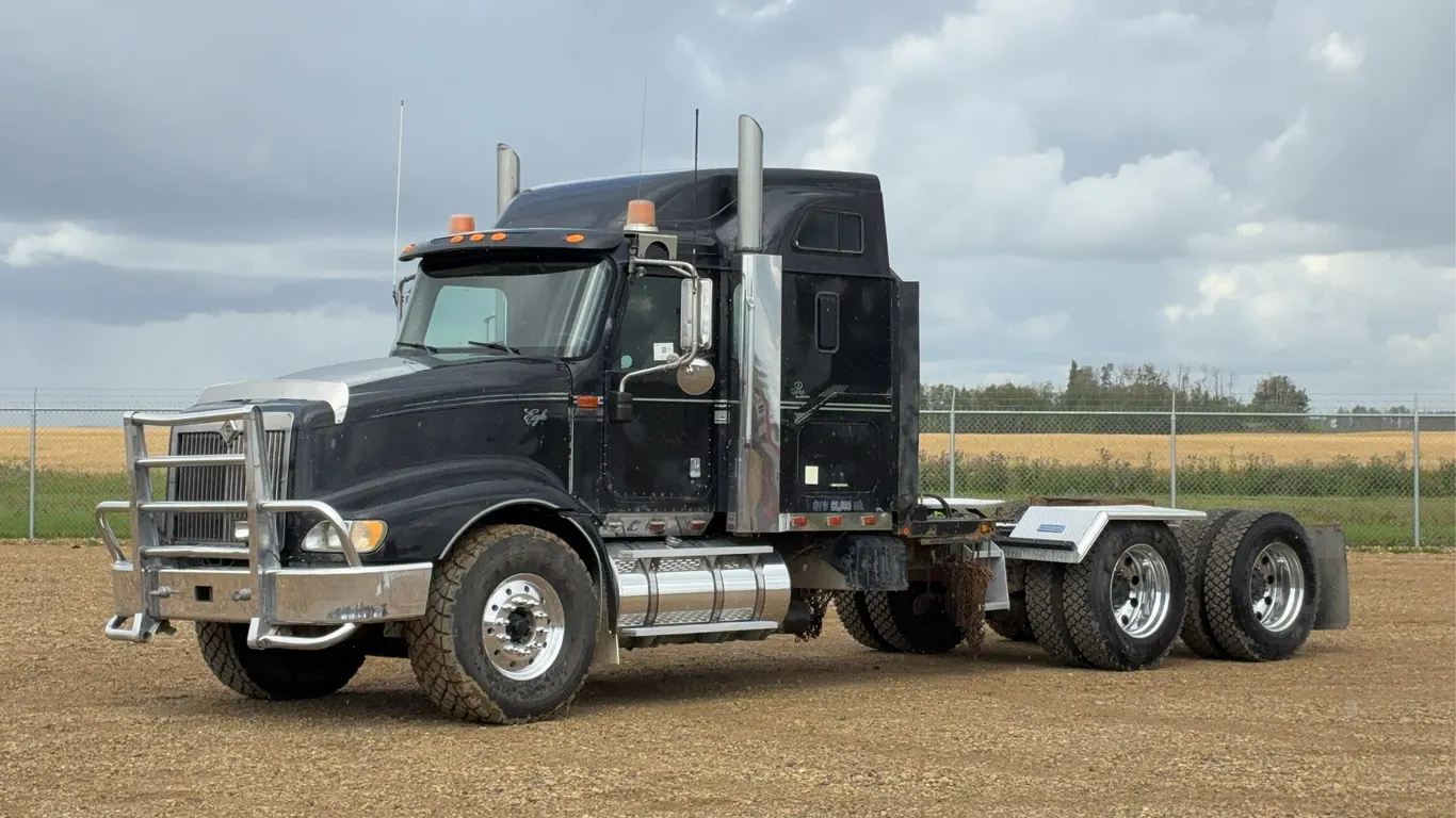 2000 International 9400i Eagle 6x4 T/A Sleeper Winch Tractor