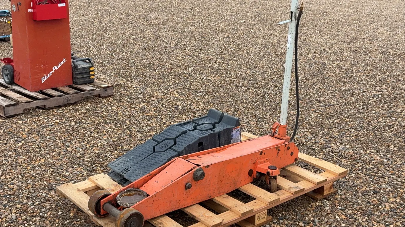 Floor Jack / Set of Car Ramps