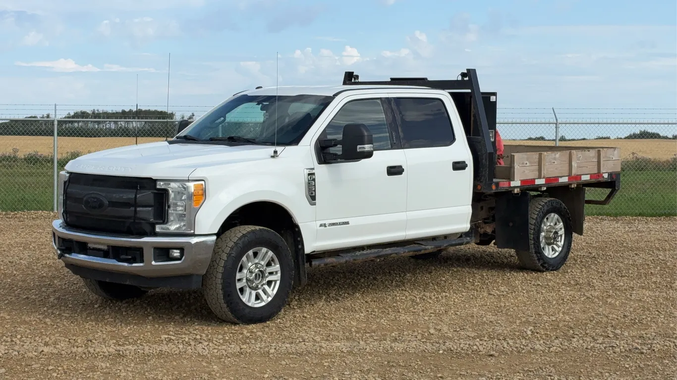 2017 Ford F-350 XLT Super Duty S/A Flatbed Truck