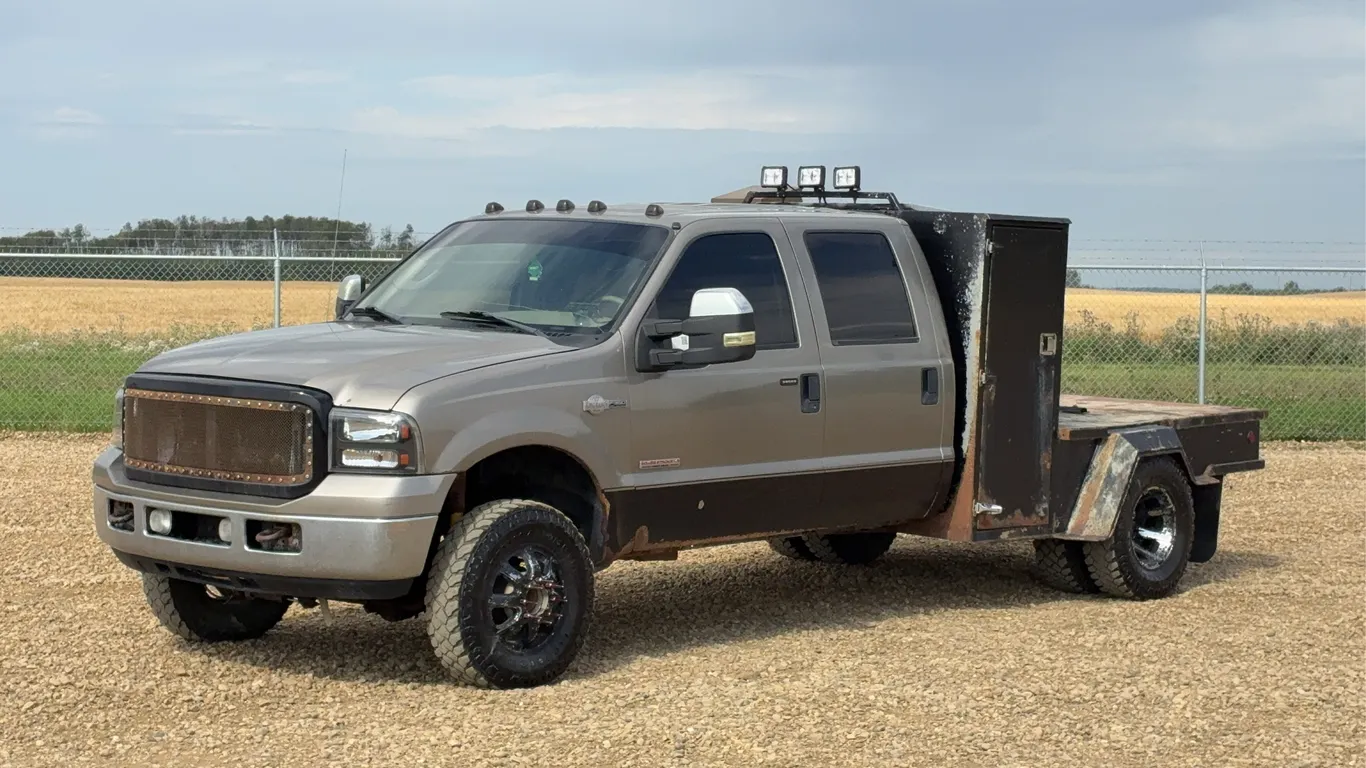 2004 Ford Super Duty Lariat King Ranch Crew Cab S/A Deck Truck