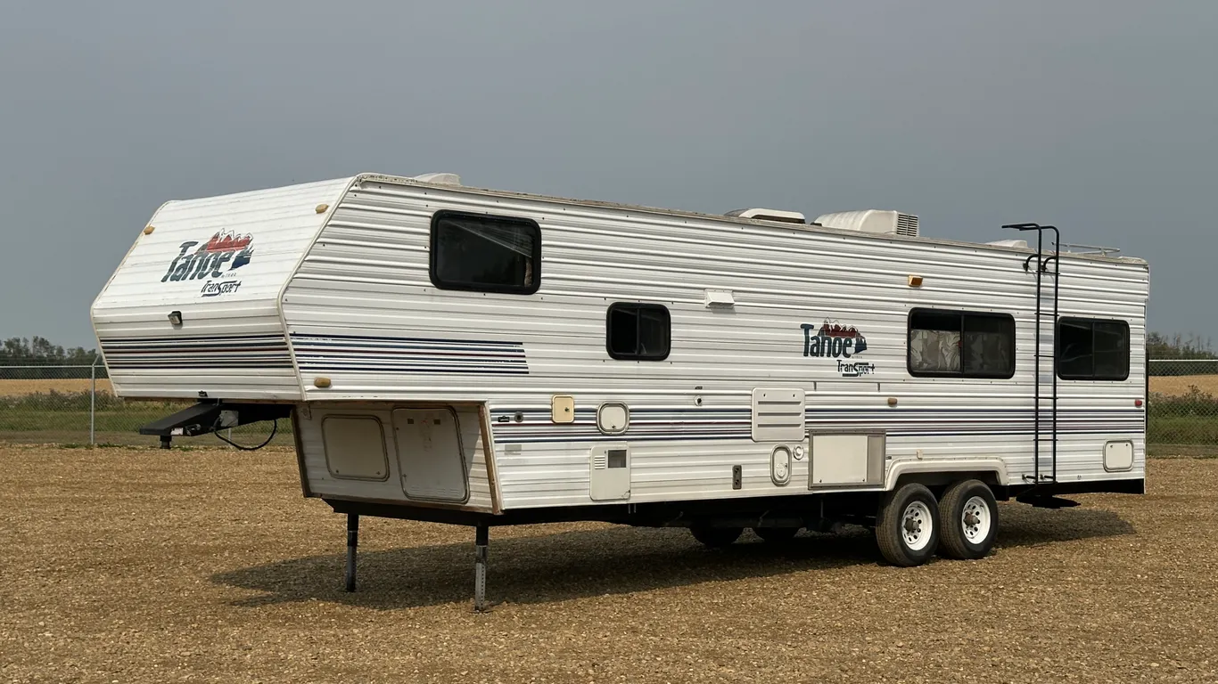 2000 Tahoe 30 Ft. T/A Fifth Wheel Toy Hauler
