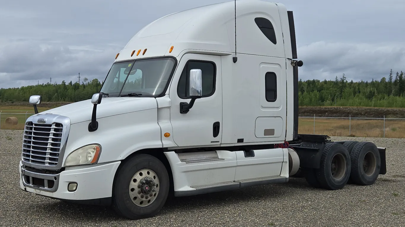 2009 Freightliner Cascadia T/A Sleeper Tractor