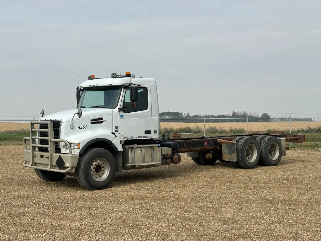 2015 Volvo VHD T/A Day Cab & Chassis