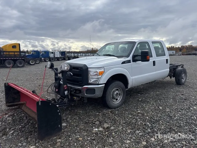 2013 Ford F-350 XL 4x4 Crew Cab Cab and Chassis