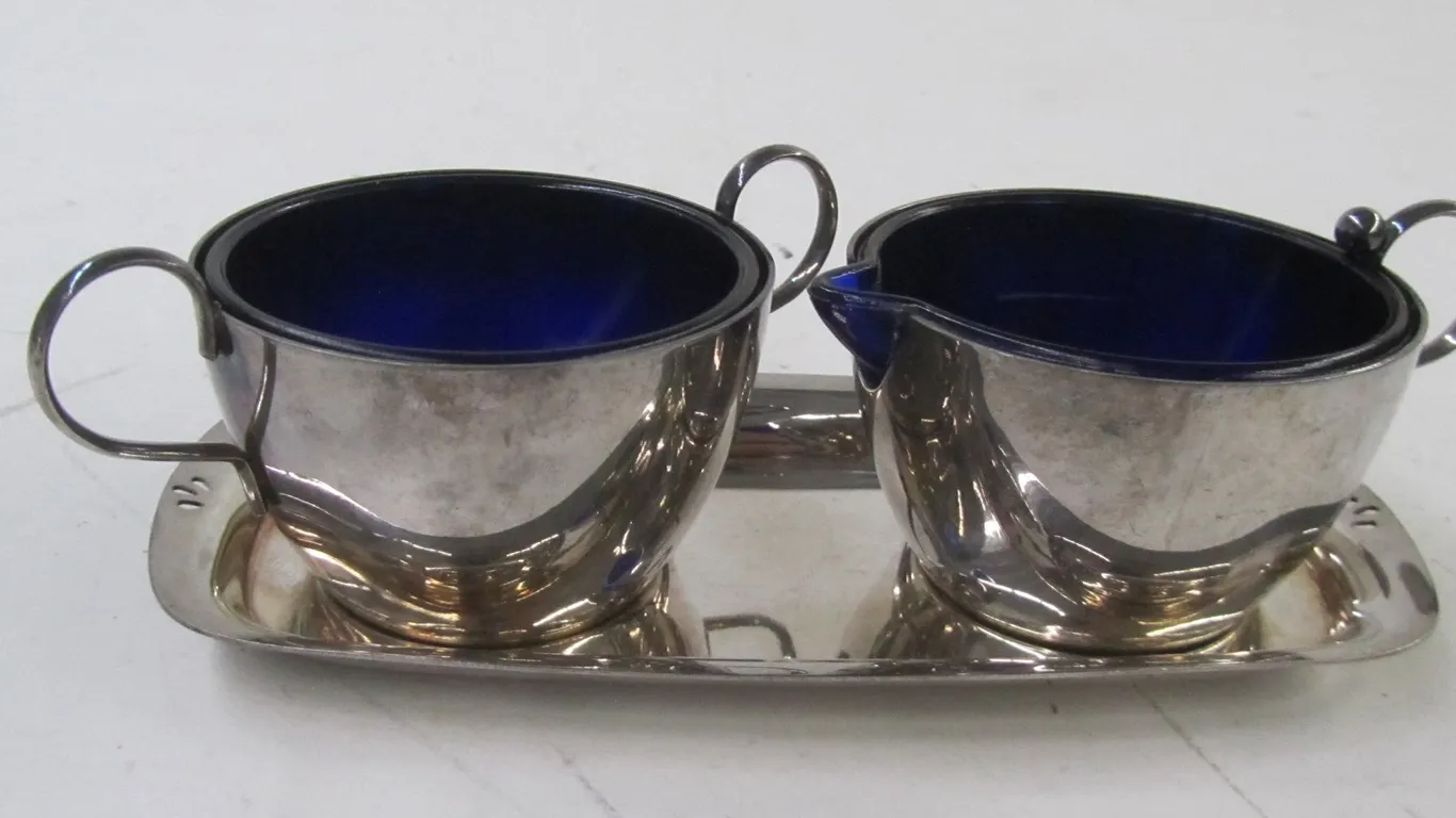 Unique Cream & Sugar Set