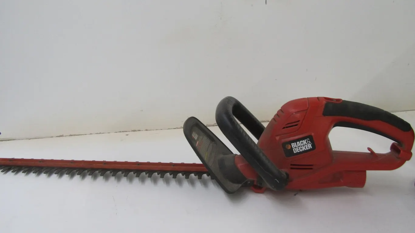 Black & Decker 22" Electric Hedge Trimmer
