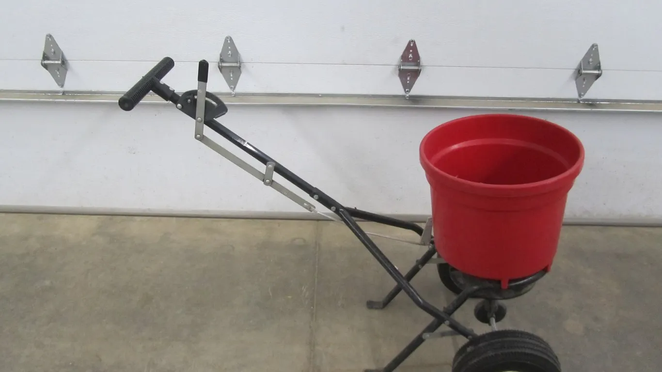 EarthWay Ev-N-Spred Lawn Seeder